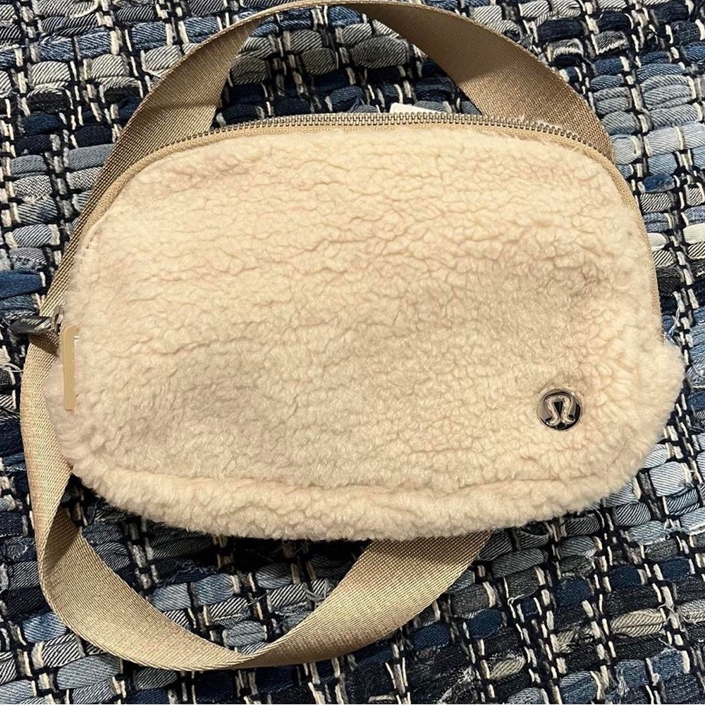 NWT Sherpa Fleece Lululemon Everywhere Belt Bag in Natural Ivory / Trench - Picture 2 of 3
